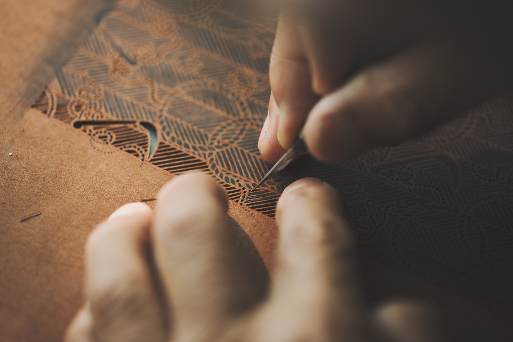 印伝の技につながる技。伝統的工芸品「伊勢型紙」の職人を訪ねて | おしらせ | 印傳屋 | INDEN-YA